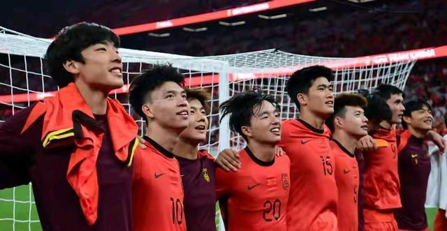 并且保证我, 国足以第四, 的四个小组 并且保证我, 国足以第四, 的四个小组